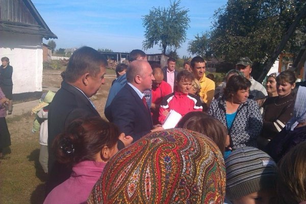 Освітній конфлікт на Волині: селяни чекають на губернатора. ВІДЕО