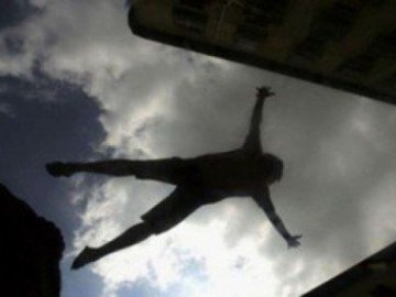 Вийшов на балкон курити: у Луцьку з 9 поверху випав чоловік