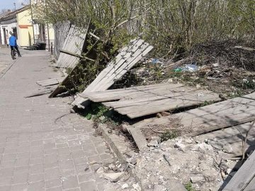 У Луцьку недобросовісний орендар загидив територію Старого міста. ФОТО