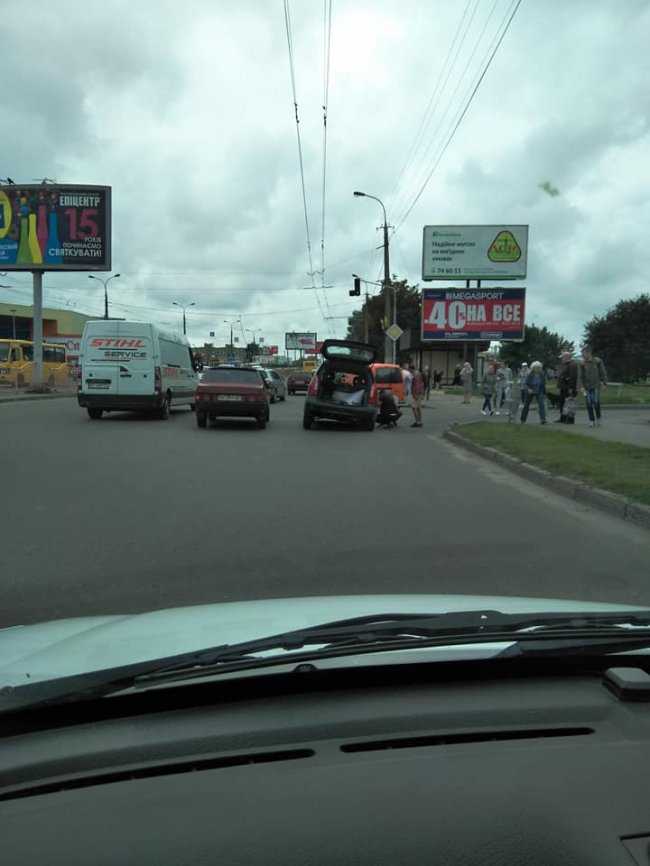 У Луцьку на проїжджій частині – небезпечна яма. ФОТО