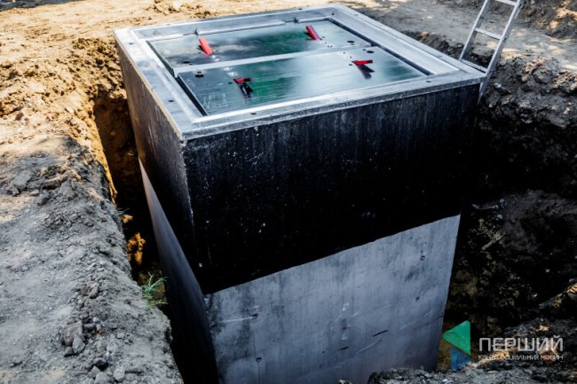 У Луцьку поставили перший підземний смітник: як він працює*