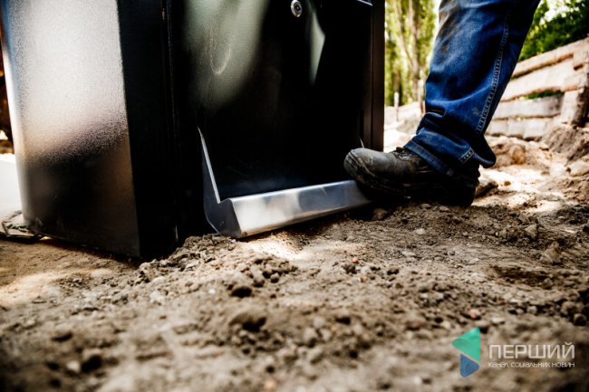 У Луцьку поставили перший підземний смітник: як він працює*