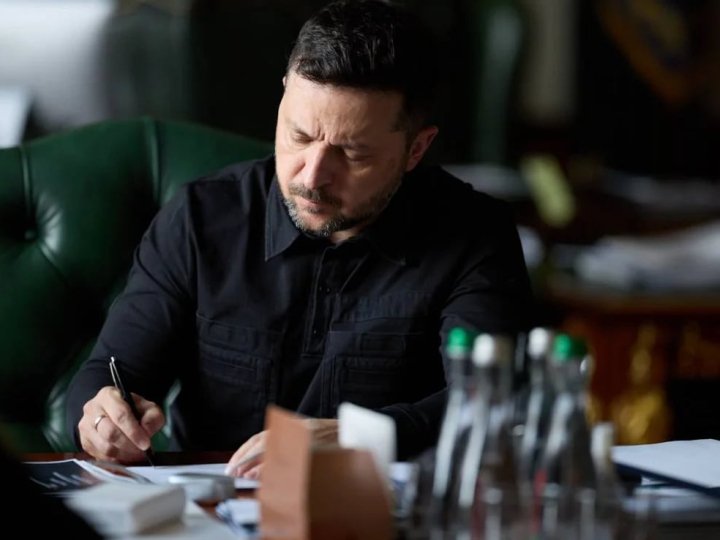 Зеленський підписав укази про продовження мобілізації та воєнного стану