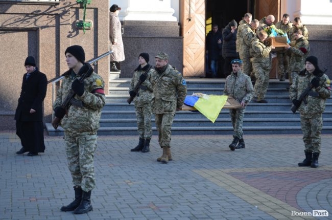 Загинув у день народження: Луцьк попрощався з воїном Віктором Лахаєм. ФОТОРЕПОРТАЖ