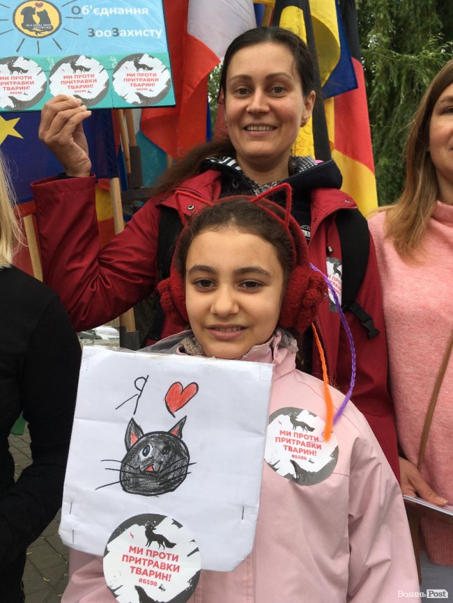 У центрі Луцька влаштували акцію проти «концтаборів для тварин». ФОТО