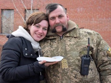 Військові у зоні АТО святкували Масляну з місцевими мешканцями