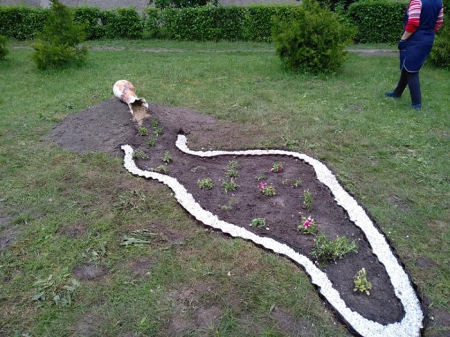 На подвір'ї школи на Волині створили креативні клумби. ФОТО