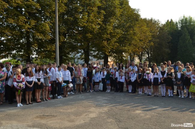 Перший дзвоник у луцькій школі №17. ФОТО