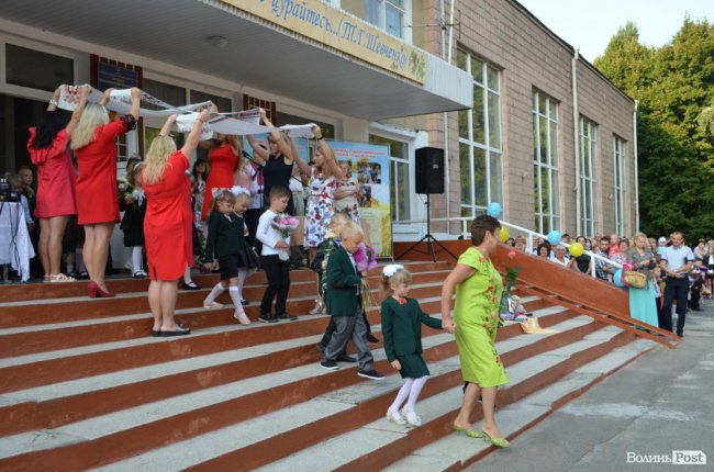 Перший дзвоник у луцькій школі №17. ФОТО