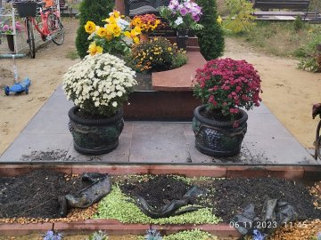 Вандали пошкодили могили на цвинтарі у місті на Волині