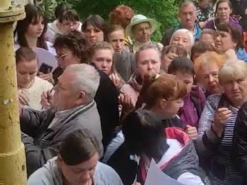 У Луцьку майже сотня переселенців щодня стоять у черзі в одному з пунктів допомоги