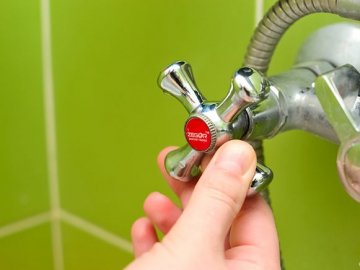 Сотні квартир, школа і дитсадок у Луцьку – місяцями без  гарячої води. ВІДЕО