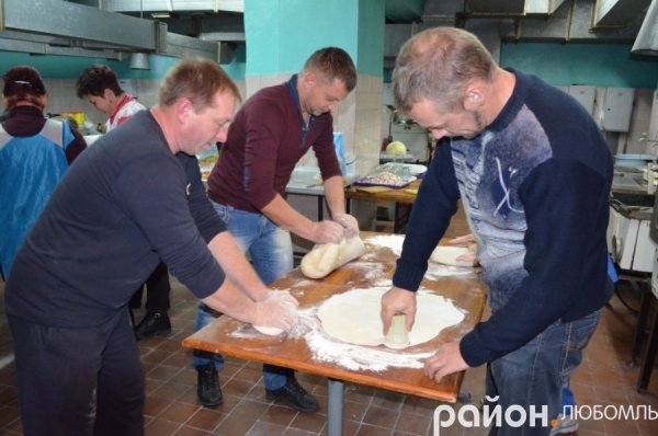 У Любомлі ліпили вареники для бійців на Схід