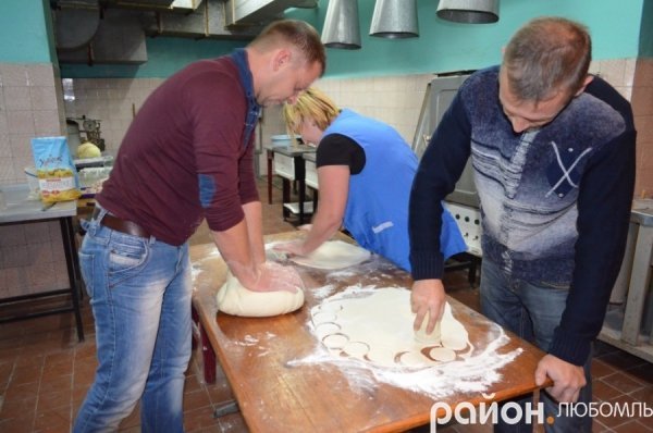 У Любомлі ліпили вареники для бійців на Схід