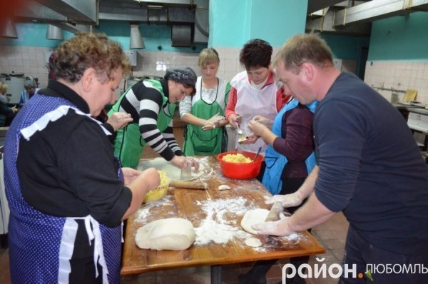У Любомлі ліпили вареники для бійців на Схід