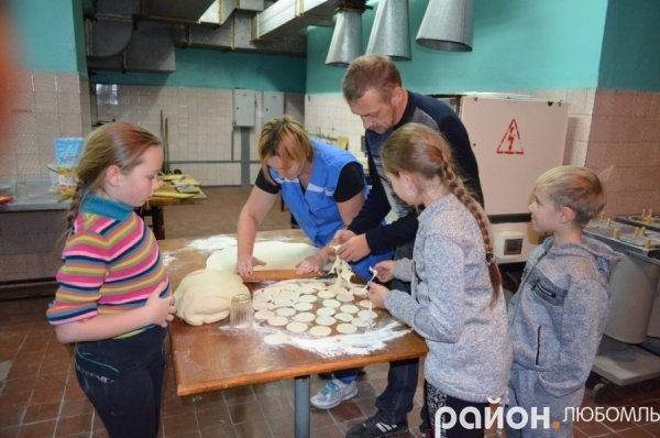 У Любомлі ліпили вареники для бійців на Схід