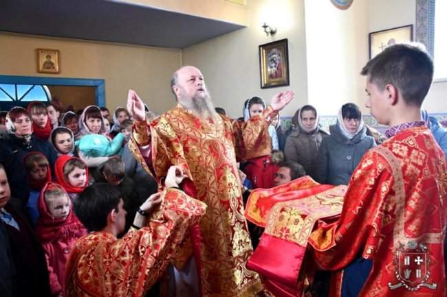 Дорога з квітів і нагороди: як у храмі УПЦ (МП) на Волині відзначили престольне свято