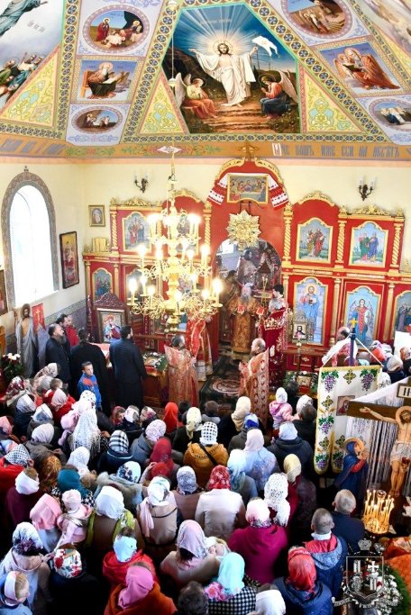 Дорога з квітів і нагороди: як у храмі УПЦ (МП) на Волині відзначили престольне свято