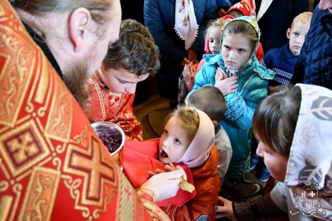 Дорога з квітів і нагороди: як у храмі УПЦ (МП) на Волині відзначили престольне свято