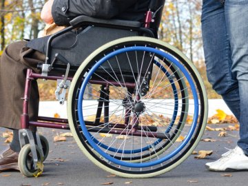 Як виїхати за кордон чоловіку, що супроводжує родича на лікування