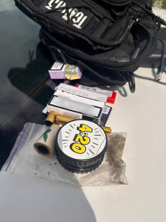 У Луцьку затримали чоловіків із дурманом