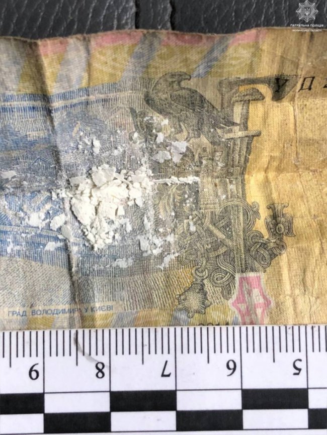 У Луцьку затримали чоловіків із дурманом