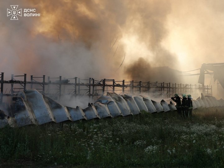 Біля Луцька сталася пожежа на складі з горючими матеріалами. ФОТО