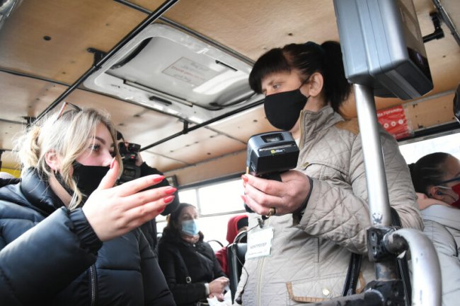 У луцьких маршрутках ловлять пасажирів, які платять готівкою. ФОТО 