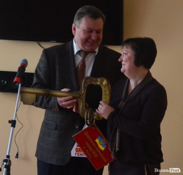 Директор Житлобуд-2 Леонід Стефанович та директор ДНЗ Ольга Швардовська