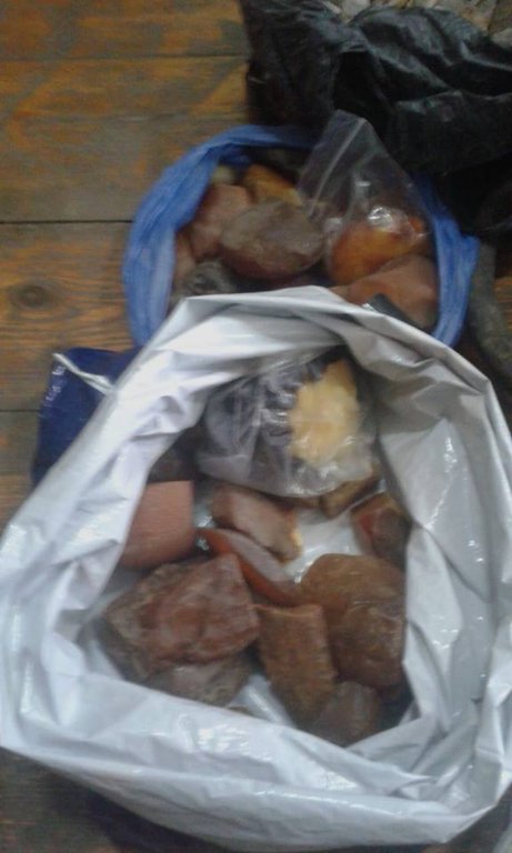 У Луцьку з офісу вилучили бурштин. ФОТО