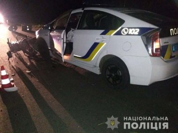 На Рівненщині мотоцикліст врізався у авто поліцейських: травмувалося троє людей