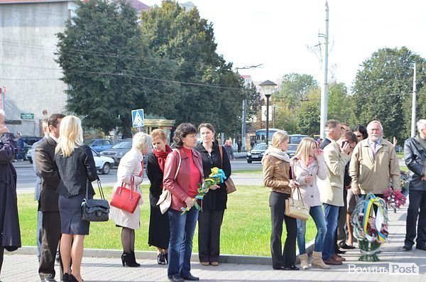 У Луцьку поклали квіти до пам'ятника Грушевському. ФОТО