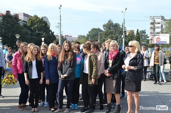 У Луцьку поклали квіти до пам'ятника Грушевському. ФОТО