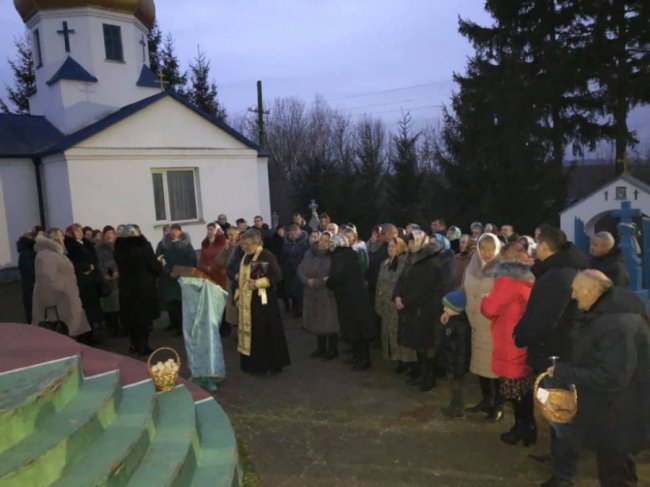 Боротьба за храм: у селі на Волині різдвяну службу відправили на подвір'ї церкви. ФОТО