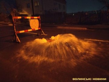 У Луцьку посеред проїжджої частини – «фонтан» гарячої води. ВІДЕО