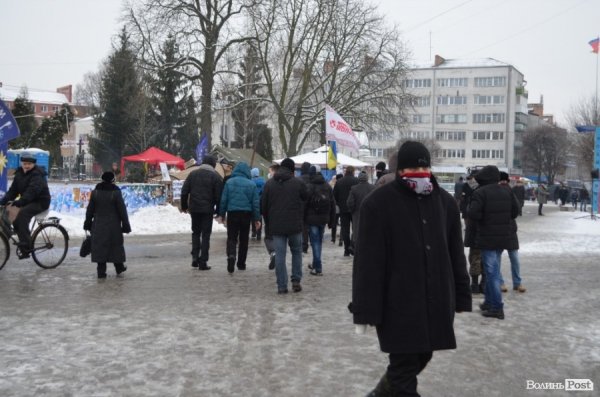 На луцькому Євромайдані міліція ледь не затримала хлопця. ФОТО. ВІДЕО