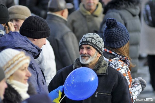 Віче на луцькому Євромайдані. ФОТО