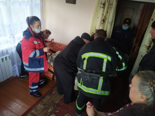 На Волині рятувальники допомогли медикам винести з будинку хворого пенсіонера