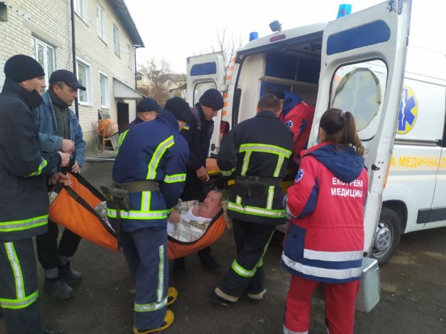 На Волині рятувальники допомогли медикам винести з будинку хворого пенсіонера