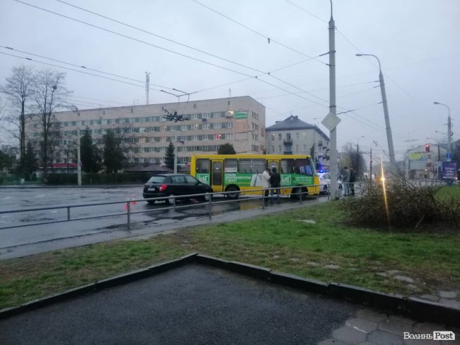 У Луцьку маршрутка не розминулася з легковиком. ФОТО