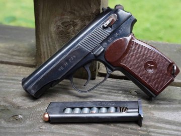 Киянин надіслав поштою на Волинь зброю: справа – в суді