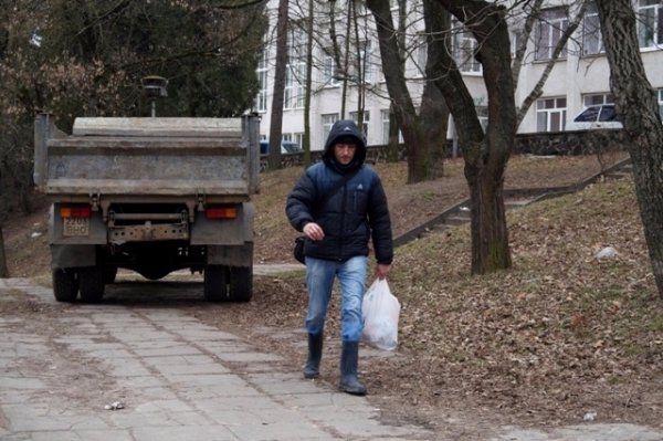 У Луцьку прибирають узбережжя Сапалаївки. ФОТО 