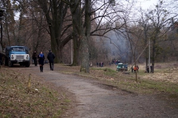 У Луцьку прибирають узбережжя Сапалаївки. ФОТО 