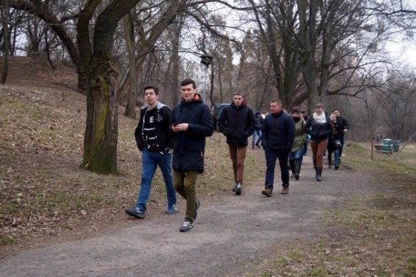 У Луцьку прибирають узбережжя Сапалаївки. ФОТО 