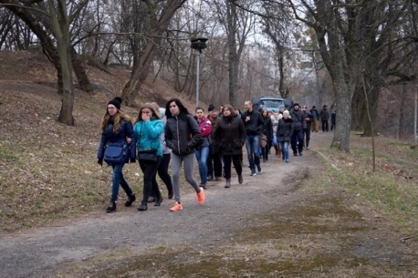 У Луцьку прибирають узбережжя Сапалаївки. ФОТО 