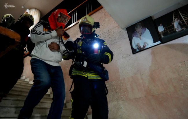 Пожежа у драмтеатрі: у Луцьку відбулися навчання рятувальників. ВІДЕО