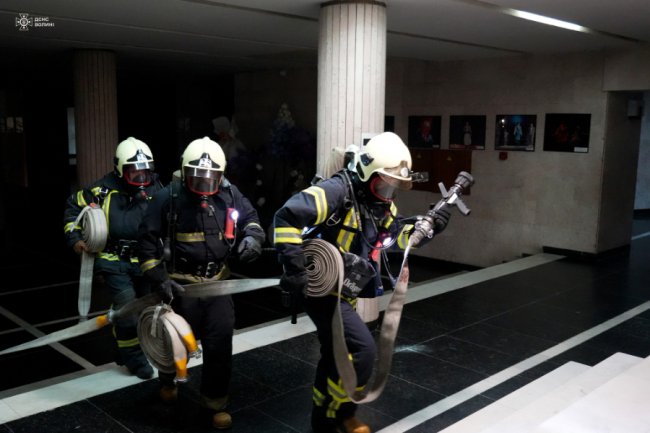 Пожежа у драмтеатрі: у Луцьку відбулися навчання рятувальників. ВІДЕО