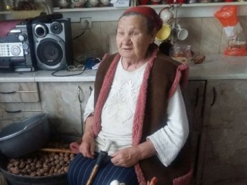 «Телевізор – мій лікар», – пенсіонерка з Волині, до якої не доїхала карета швидкої через багнюку. ВІДЕО