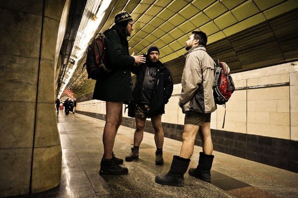 Півсотні людей проїхалося в київському метро без штанів. ФОТО. ВІДЕО