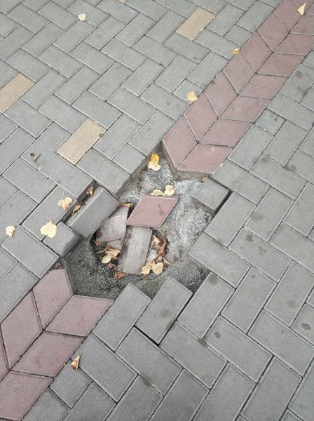 У Луцьку посеред тротуару провалилася бруківка. ФОТО